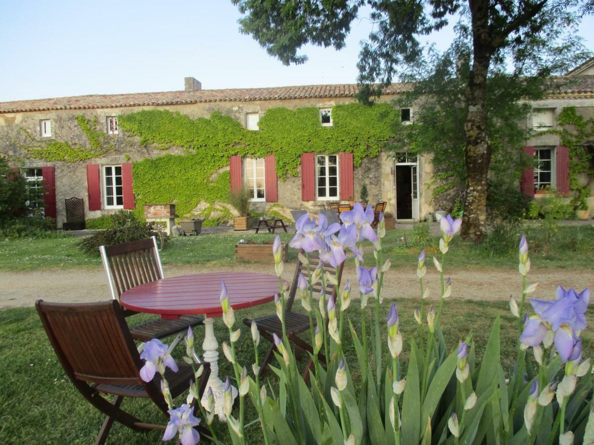 Вилла Logis De Bois Roche Saint-Bonnet-sur-Gironde Экстерьер фото